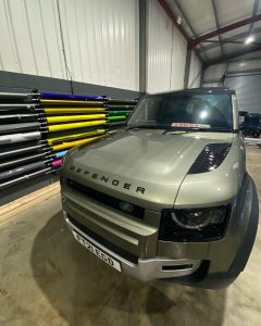 Hood wrap and red brake callipers for Land Rover Defender