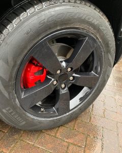 Hood wrap and red brake callipers for Land Rover Defender